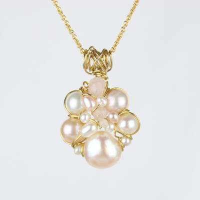 8 karat guld med rosa kulturperler og rosakvarts.