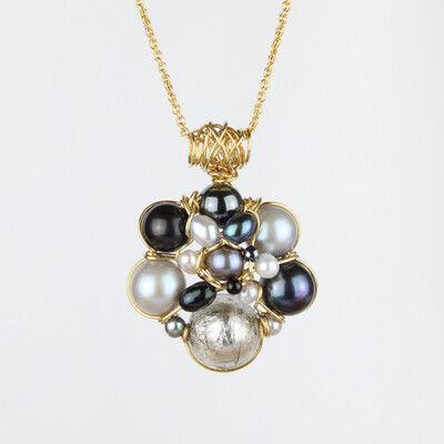 Sorte og grå kulturperler, Muranoglas og forgyldt sølv.