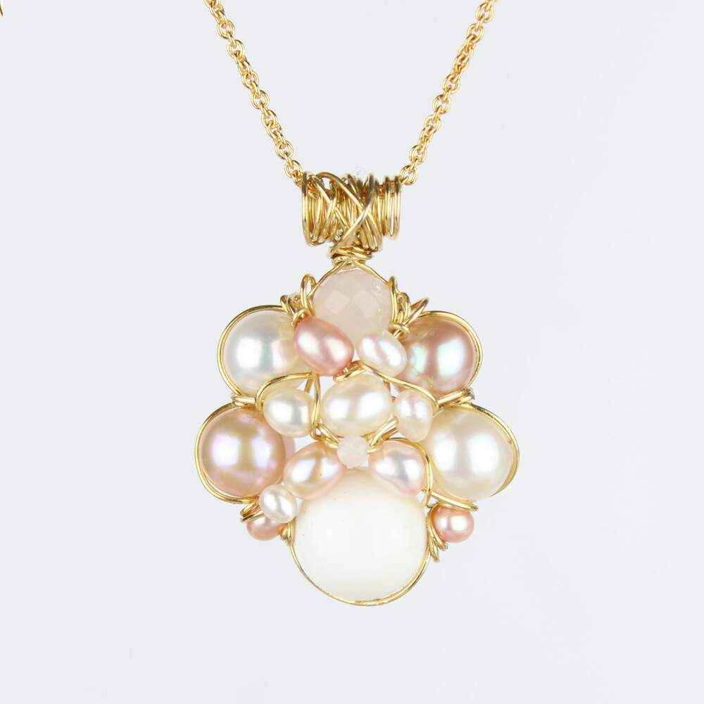 Forgyldt sølv, kulturperler, hvid jade og rosakvarts