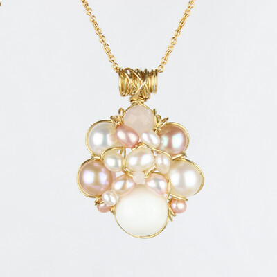 Forgyldt sølv, kulturperler, hvid jade og rosakvarts