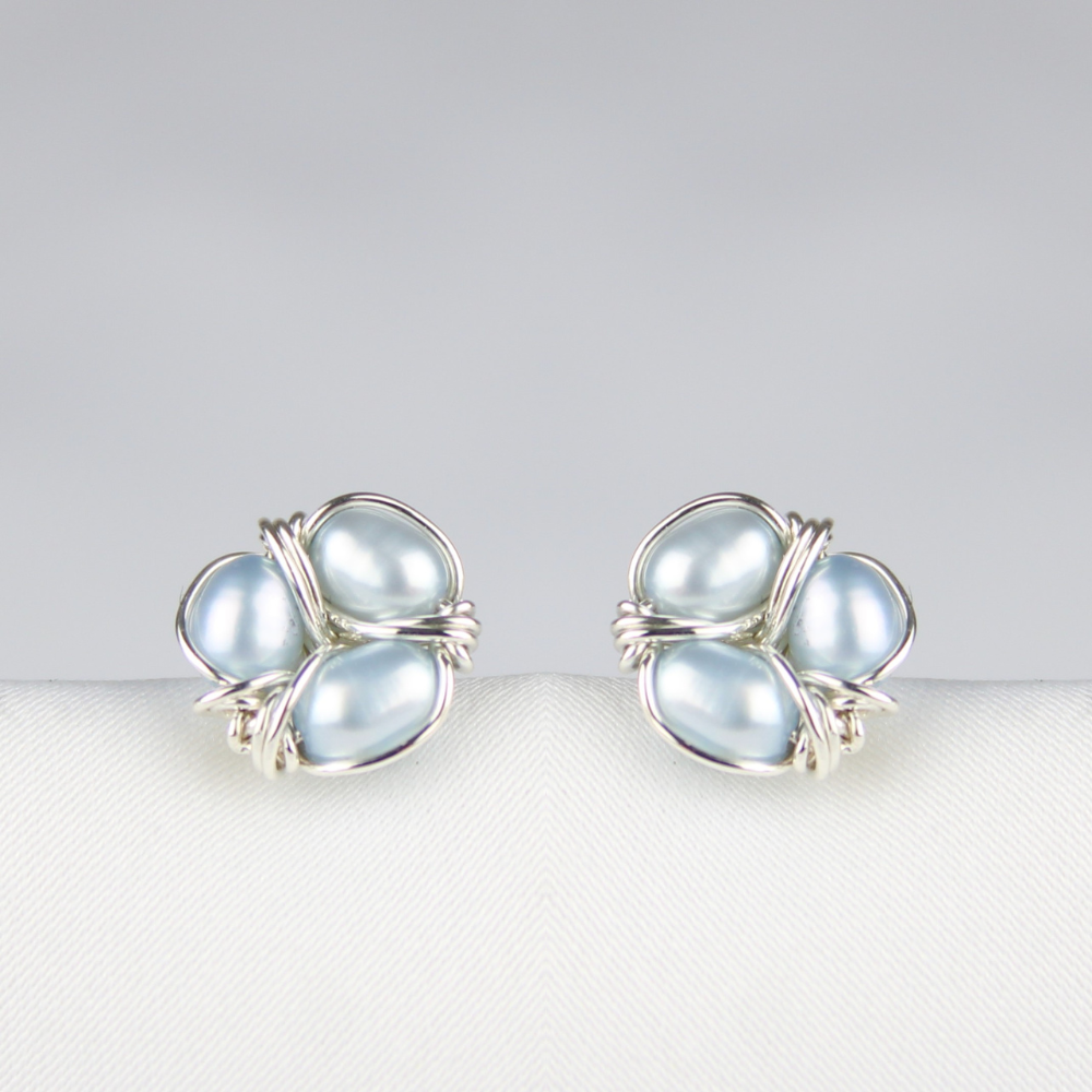 Lyseblå kulturperler og sterlingsølv.