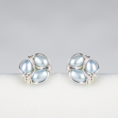 Lyseblå kulturperler og sterlingsølv.