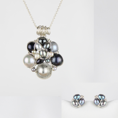 Halskæde og ørepynt, blankt sølv.