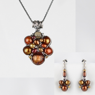 Halskæde og ørepynt i brune nuancer