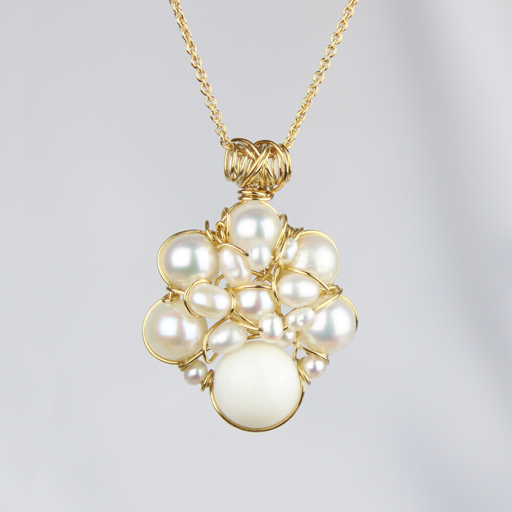 Forgyldt sølv og hvide kulturperler, hvid jade.