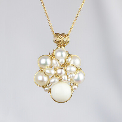 Forgyldt sølv og hvide kulturperler, hvid jade.