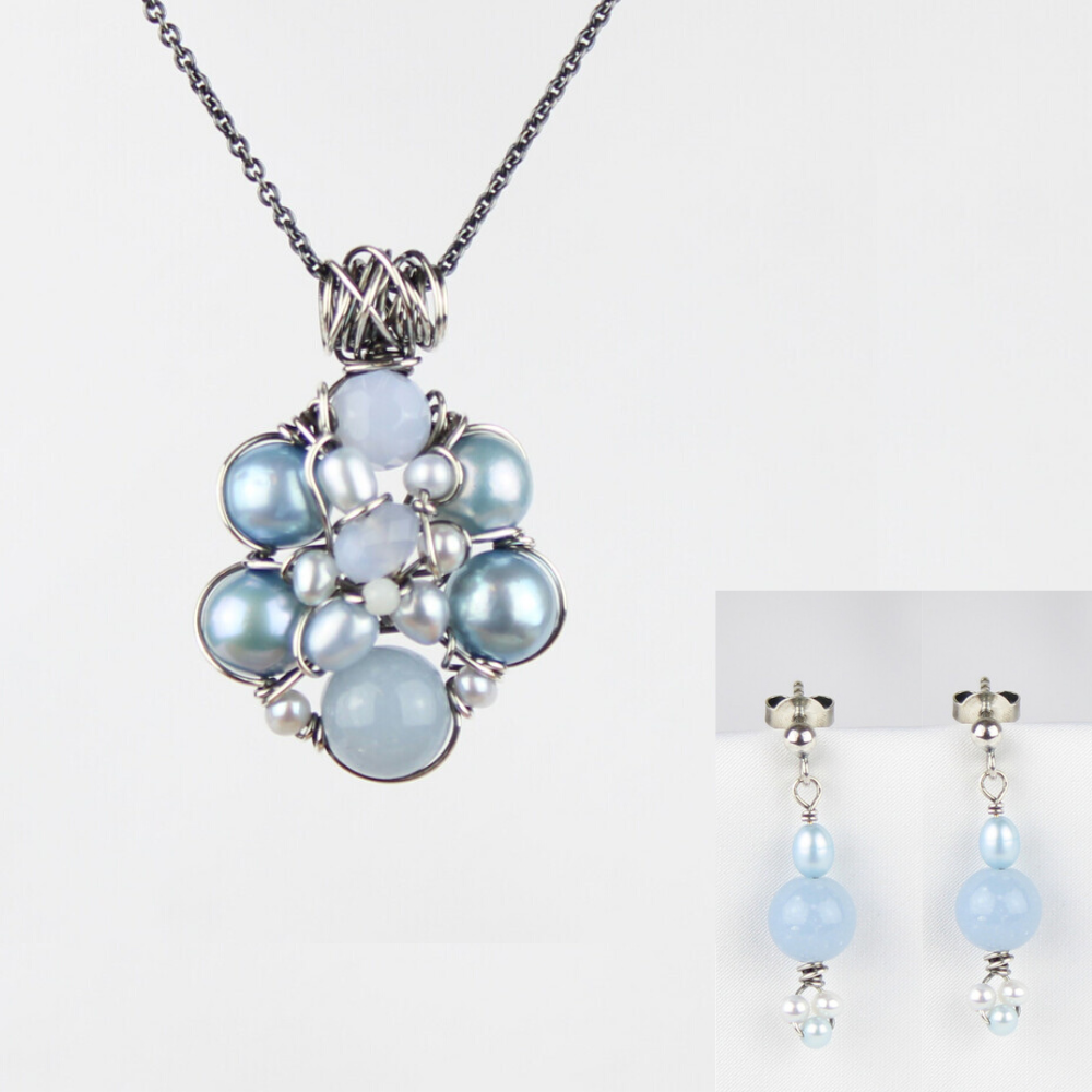 Lyseblåt sæt med perler og ædelsten