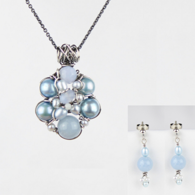 Lyseblåt sæt med perler og ædelsten