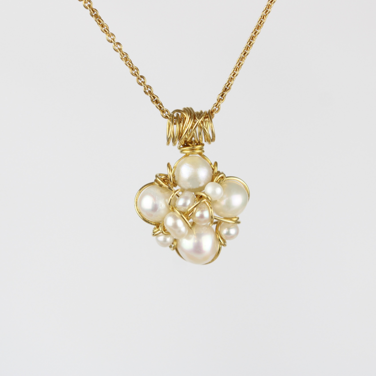 Forgyldt sølv og hvide kulturperler.