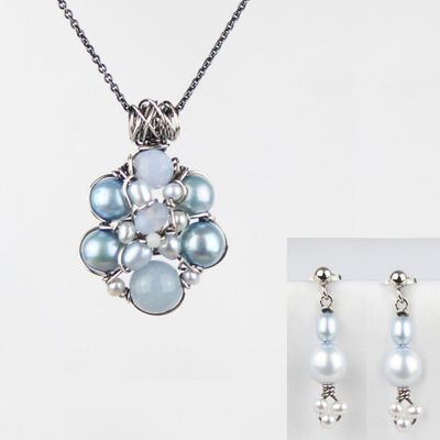 Lyseblåt sæt med perler og ædelsten