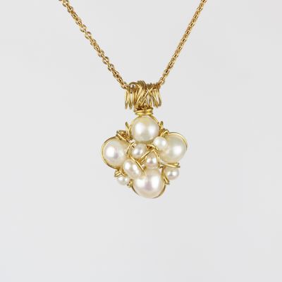 Forgyldt sølv og hvide kulturperler.