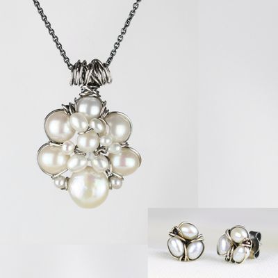 Halskæde og ørepynt med hvide perler