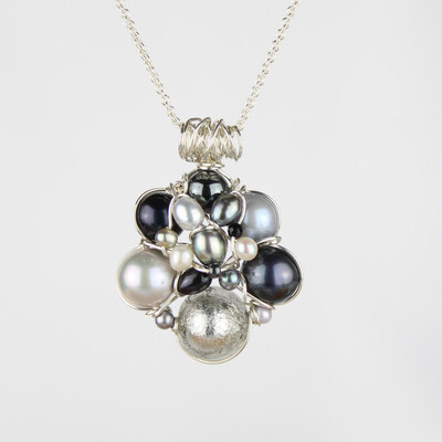 Sorte og grå kulturperler og sterlingsølv.