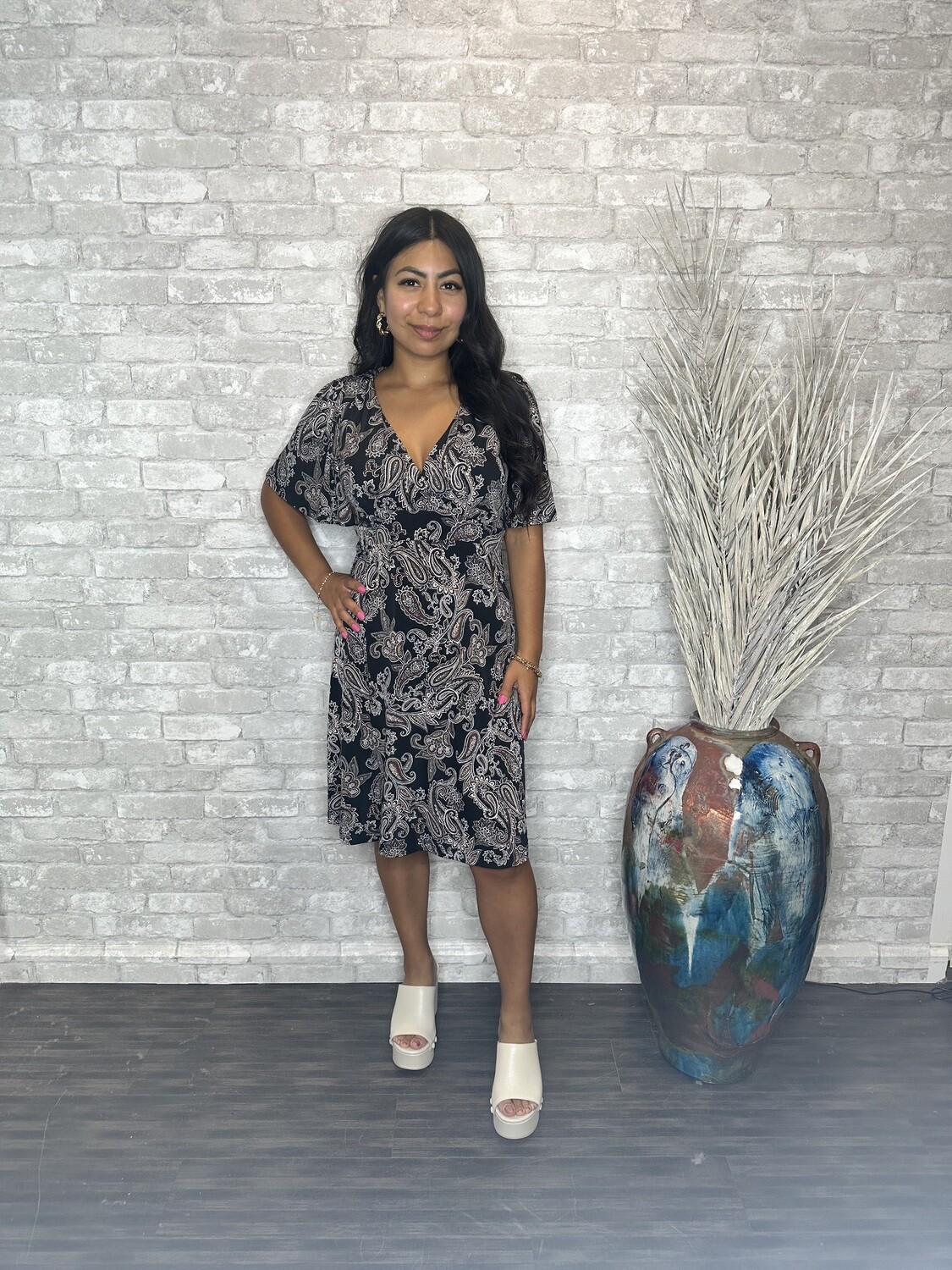 VM BLK PAISLEY FLUTTER SLV DRESS