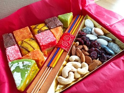 Diwali Box: Mitai, incense, fruit, nuts and chocolate Size: C5