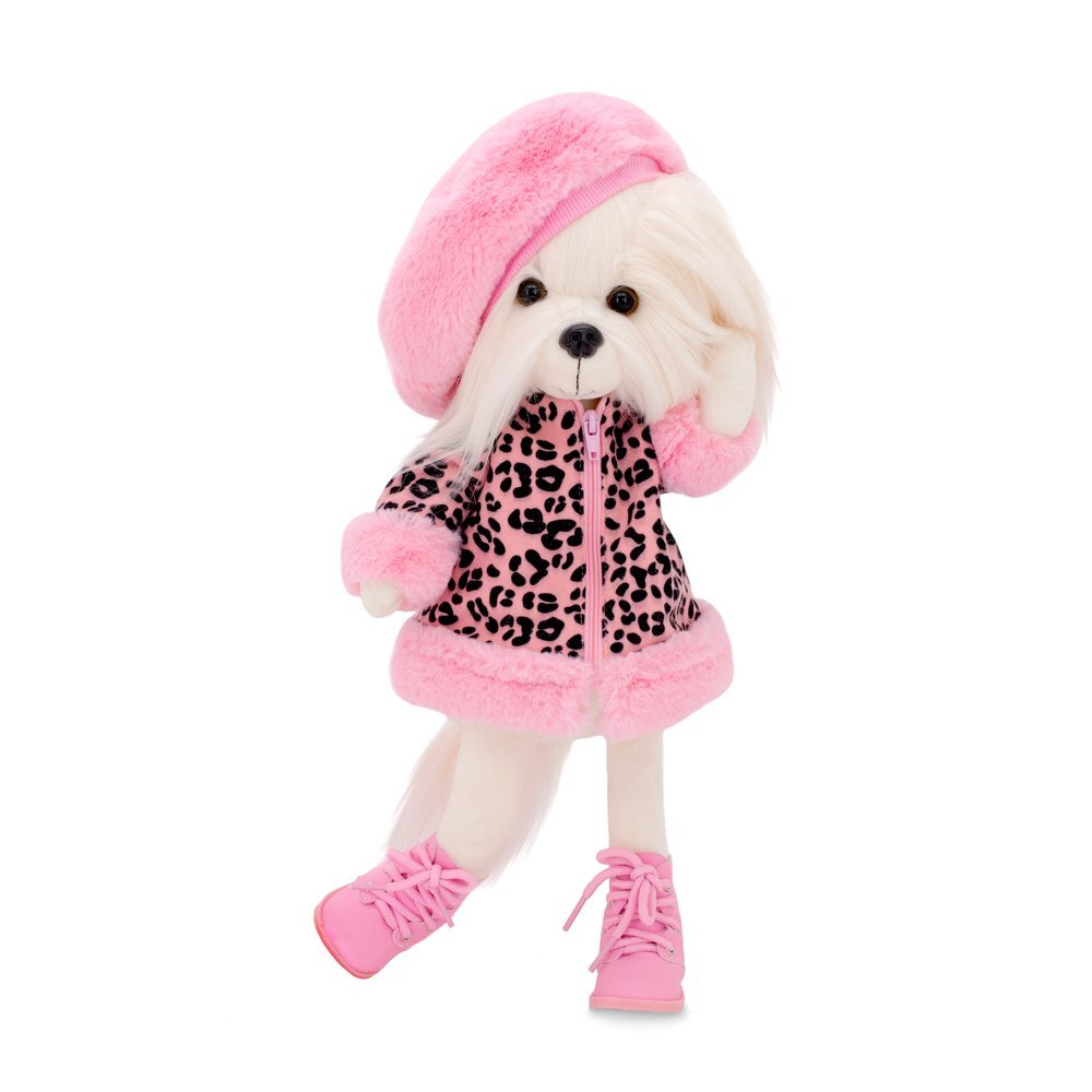 Lucky Mimi von Orange Toys als Malteser Hund Stoffpuppe im rosa Leo-Mantel und Mütze, frontal