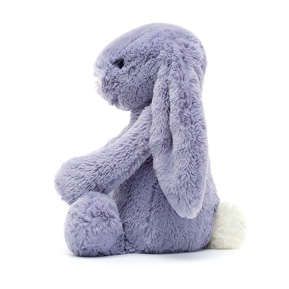 Jellycat Bashful Viola Bunny 31cm, leicht schräge Ansicht, sitzend mit weichem, lila-violettem Fell