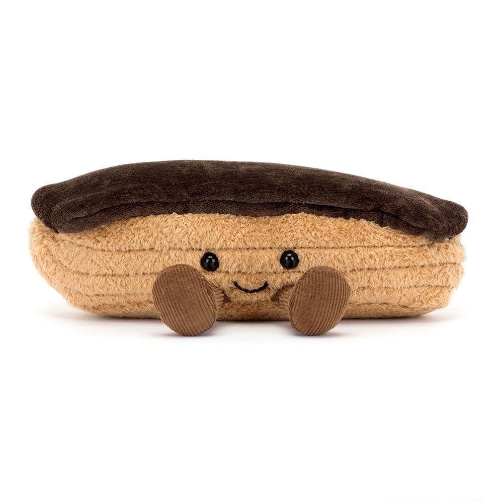 Jellycat Amuseables Étienne Éclair, Plüsch-Gebäck mit Schokoglasur, Lächeln & baumelnden Beinchen, diagonale Vorderansicht