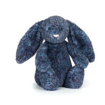 Hase Hopscone Luxe Bunny - Bashful Bunnies Jellycat Hase Hopscone Luxe Medium, 31 cm, schräge Ansicht, sitzend mit blauem & weichem Fell
