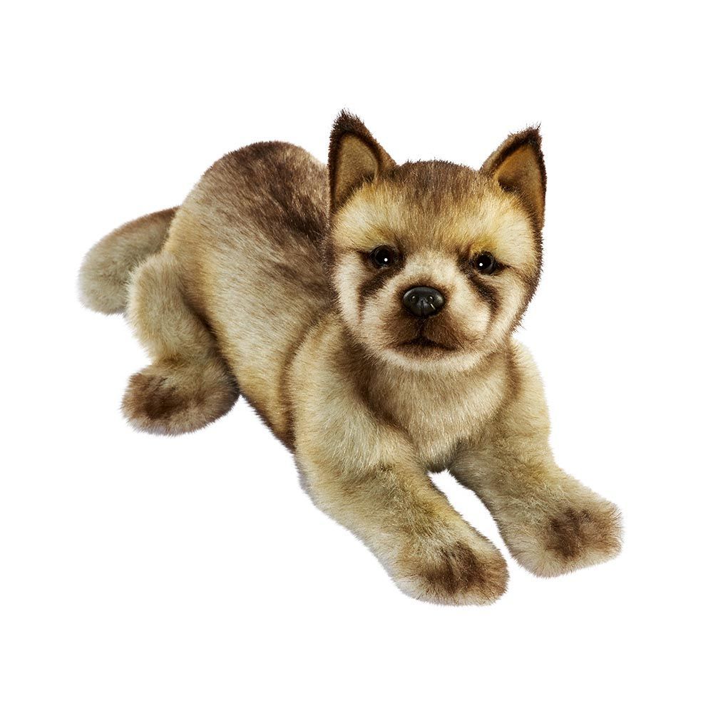 Hansa Creation liegender Wolfswelpe, 37 cm, naturalistischer kleiner Plüsch Wolf, Ansicht diagonal von vorne