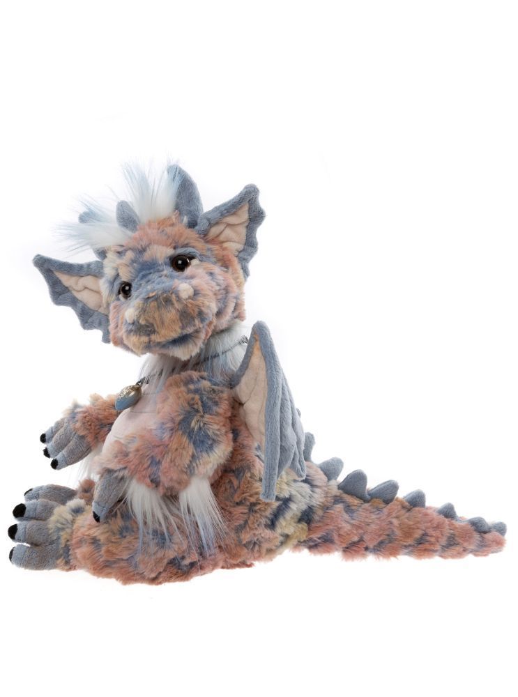 Charlie Bears Nova Plüschdrache, 38 cm, in zartem Rosa und Blau mit beweglichen Gliedern und Herz-Anhänger.