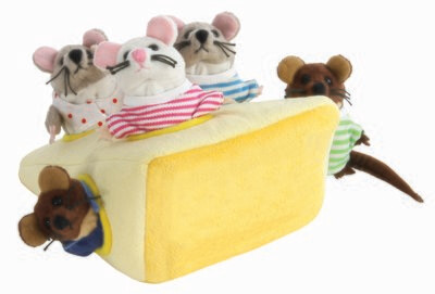 Plüschkäse gelb mit 5 kleinen Mäusen Fingerpuppen die aus den Käselöchern schauen weiches Stoffspielzeug