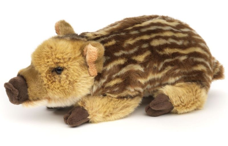 Frischling liegend - Uni-Toys Uni-Toys Frischling Plüschtier Wildschwein Baby braun hellgestreiftes Fell Steckdosennase aufmerksame Knopfaugen Stofftier