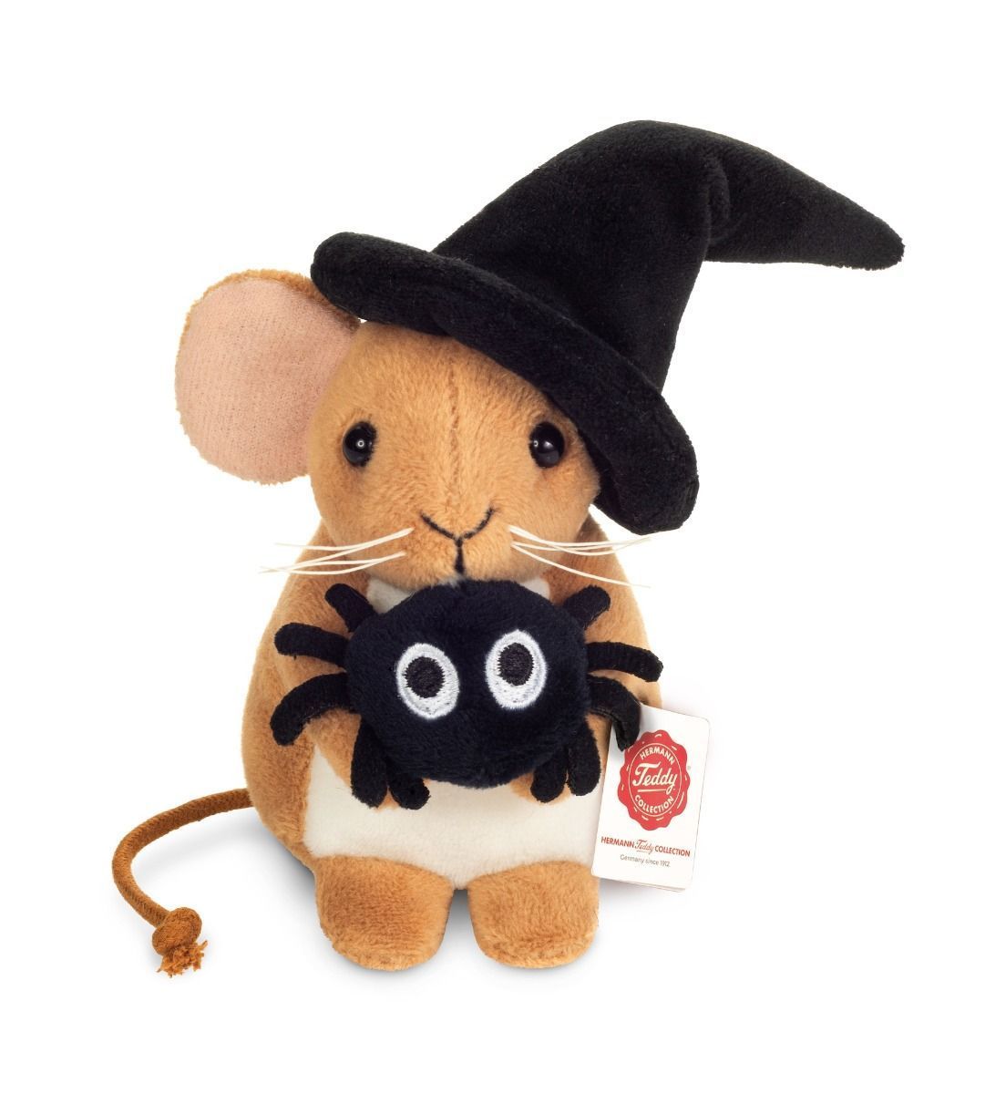 Halloween Maus mit Spinne - Hermann Teddy Hermann Teddy Halloween Maus brauner Plüsch mit großen Ohren hält eine kleine schwarze Plüsch Spinne in den Pfoten