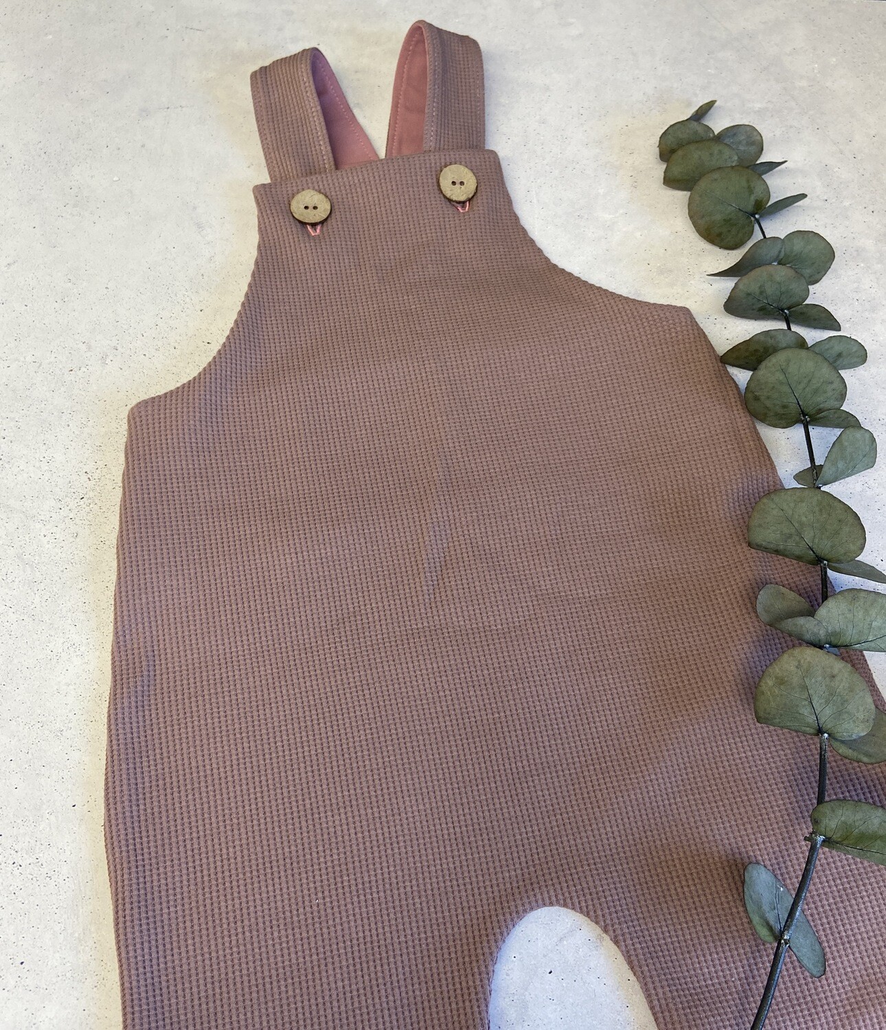 Sofortkauf Latzhose Waffel Jersey dunkles Altrosa Gr. 86/92