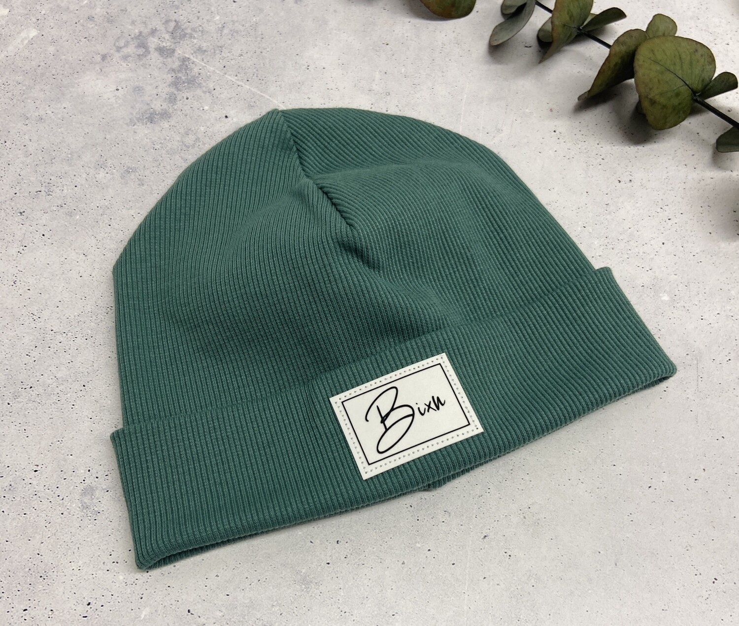 Sofortkauf Beanie / Mütze Salbeigrün mit Patch Bixn KU: 48/50