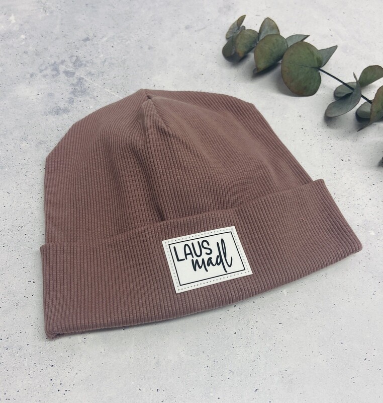 Sofortkauf Beanie / Mütze dunkles Altrosa mit Patch Lausmadl KU: 46/48