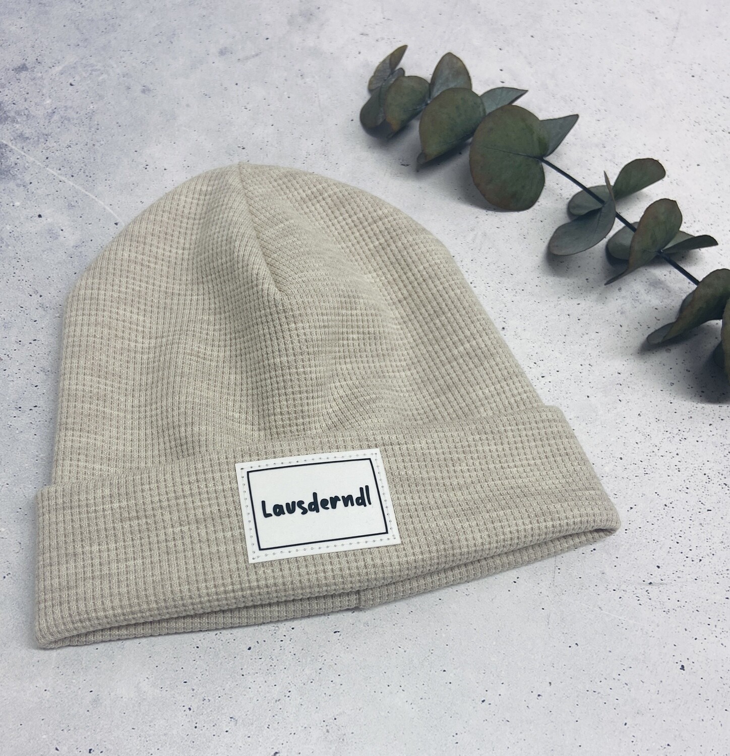 Sofortkauf Beanie / Mütze Creme meliert mit Patch Lausderndl KU: 42/44