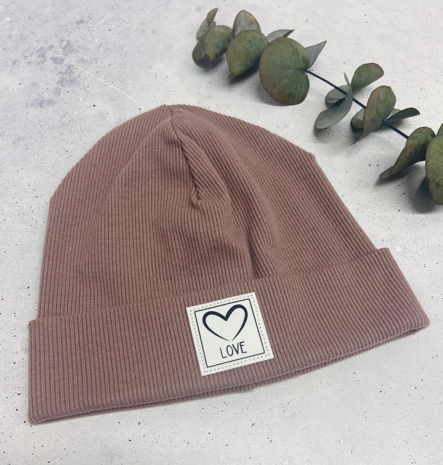 Sofortkauf Beanie / Mütze dunkles Altrosa mit Patch Herz KU: 46/48