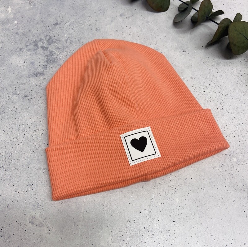 Sofortkauf Beanie / Mütze dunkles Lachs mit Patch Herz KU: 44/46
