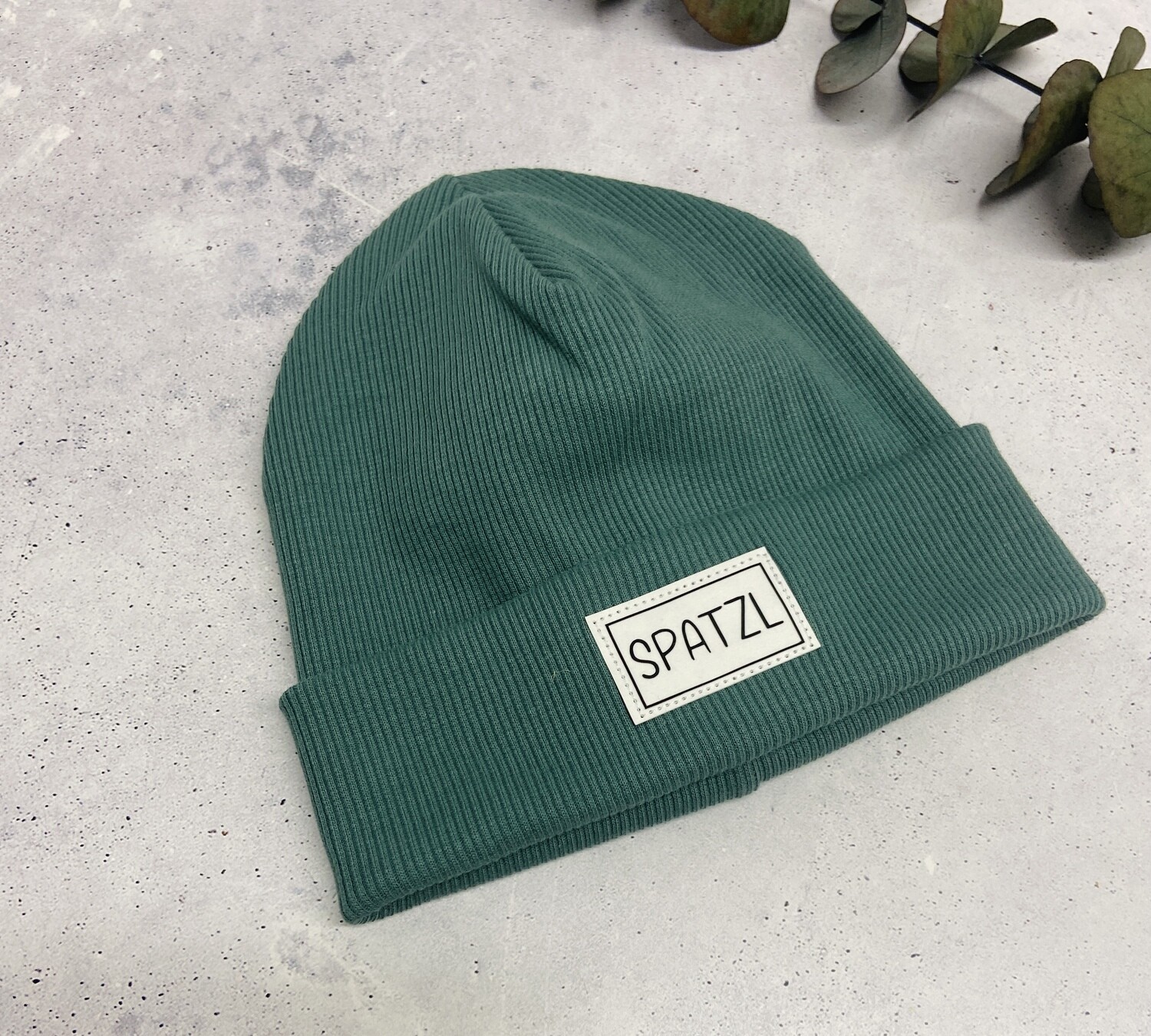 Sofortkauf Beanie / Mütze Salbeigrün mit Patch SPATZL KU: 44/46