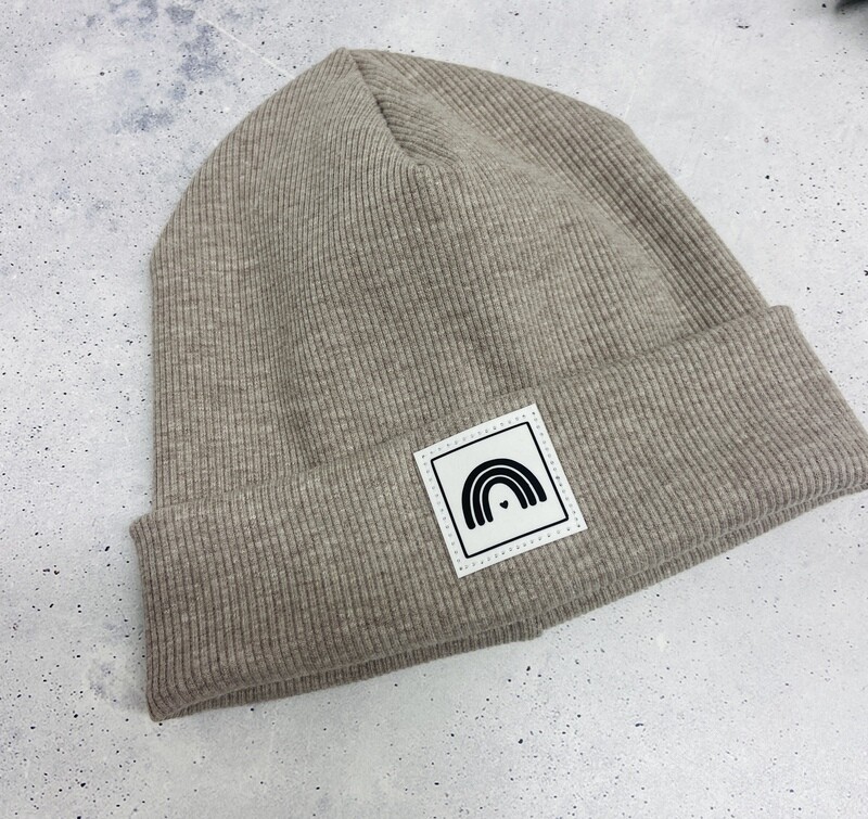 Sofortkauf Beanie / Mütze Braun meliert mit Patch Regenbogen KU: 44/46
