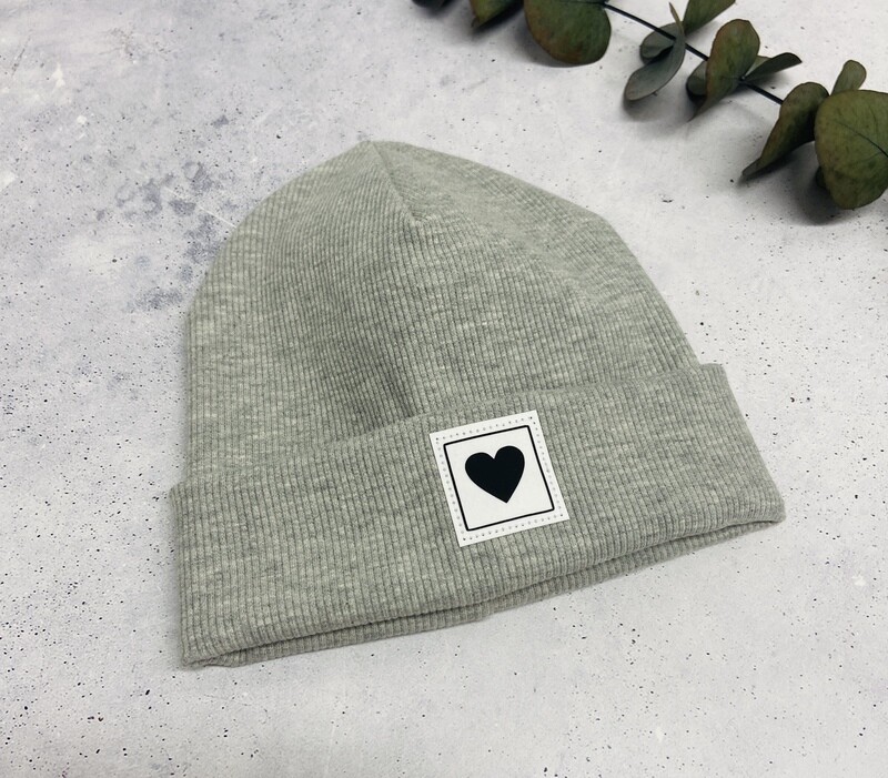 Sofortkauf Beanie / Mütze Grau meliert mit Patch Herz KU: 44/46