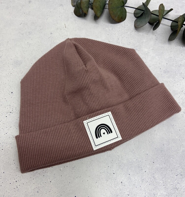 Sofortkauf Winter Beanie / Mütze dunkles Altrosa mit Patch Regenbogen KU: 48/50