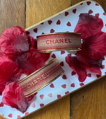 Manchette upcyclée Chanel rouge et or