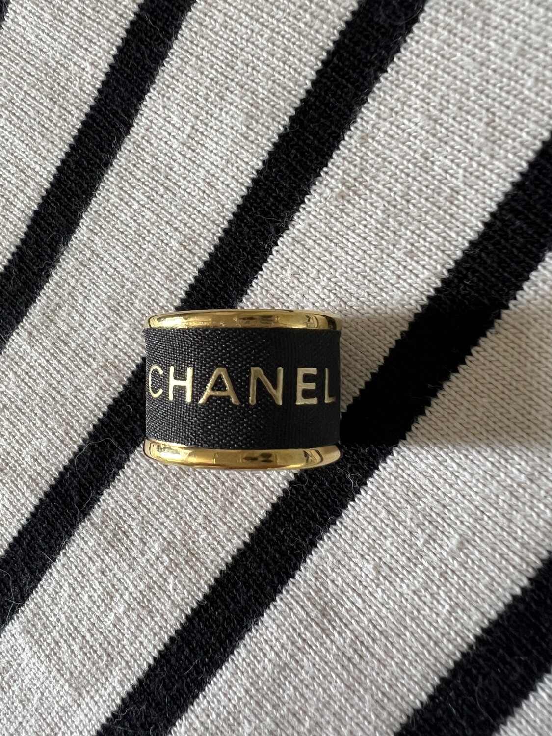 Bague upcyclée Chanel noir et or
