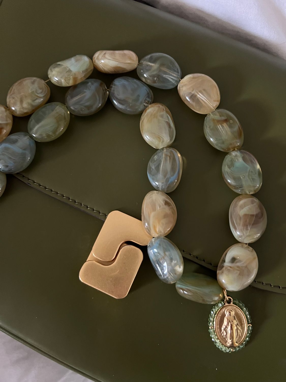 Collier résine et médaille religieuse