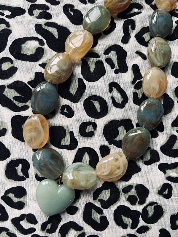 Collier perles et cœur en résine
