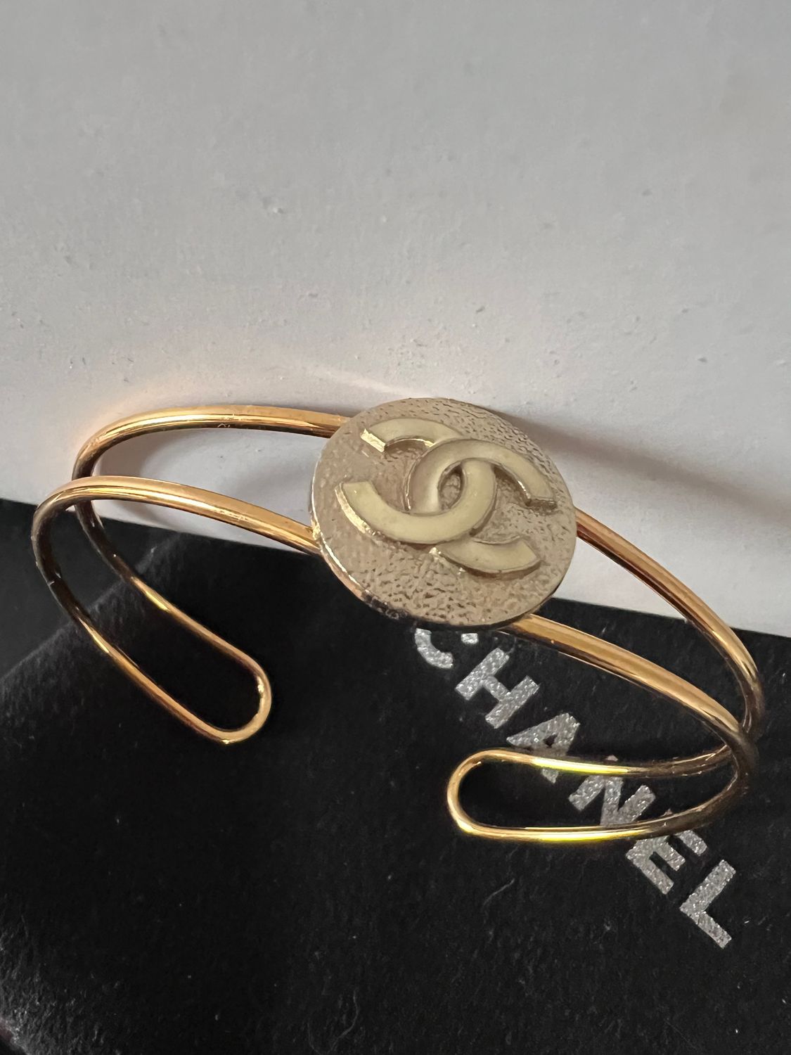 Bracelet jonc  upcyclé Chanel
