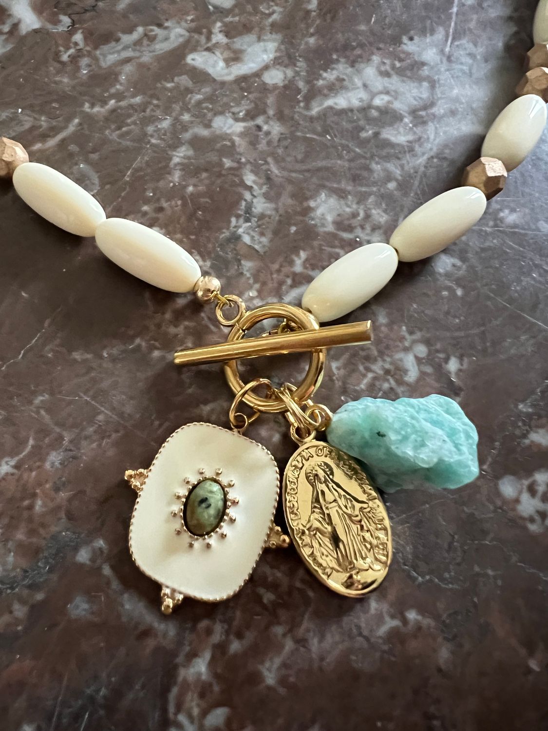 Collier crème, Nombre de  breloques: Pendentif crème (seul)