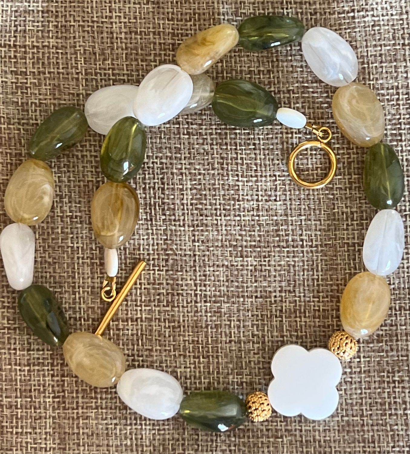Collier perles résines