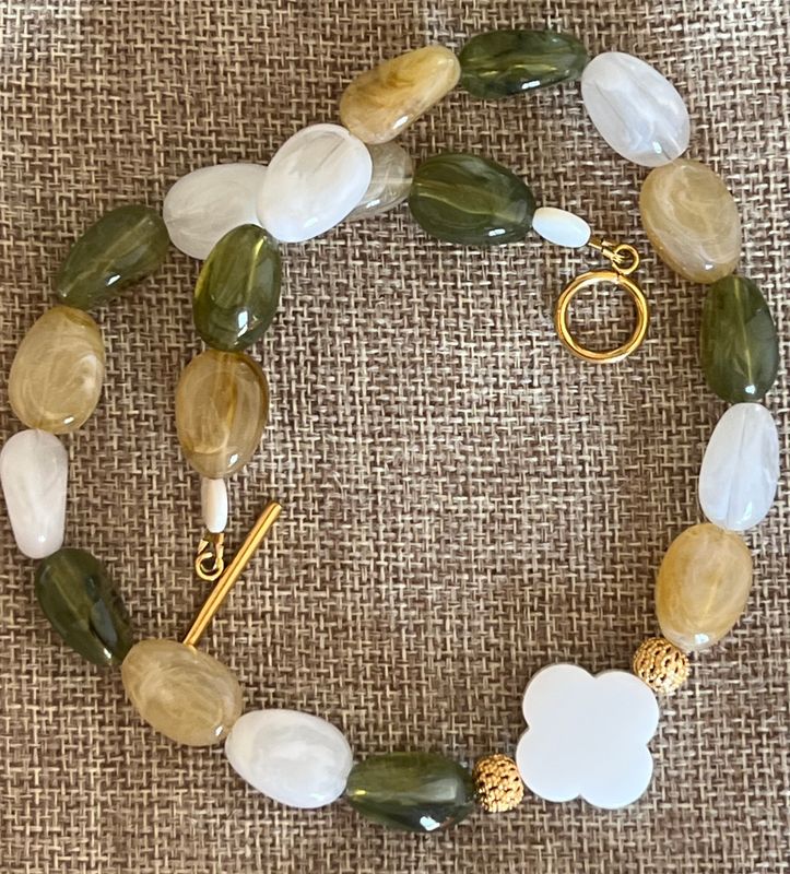 Collier perles résines