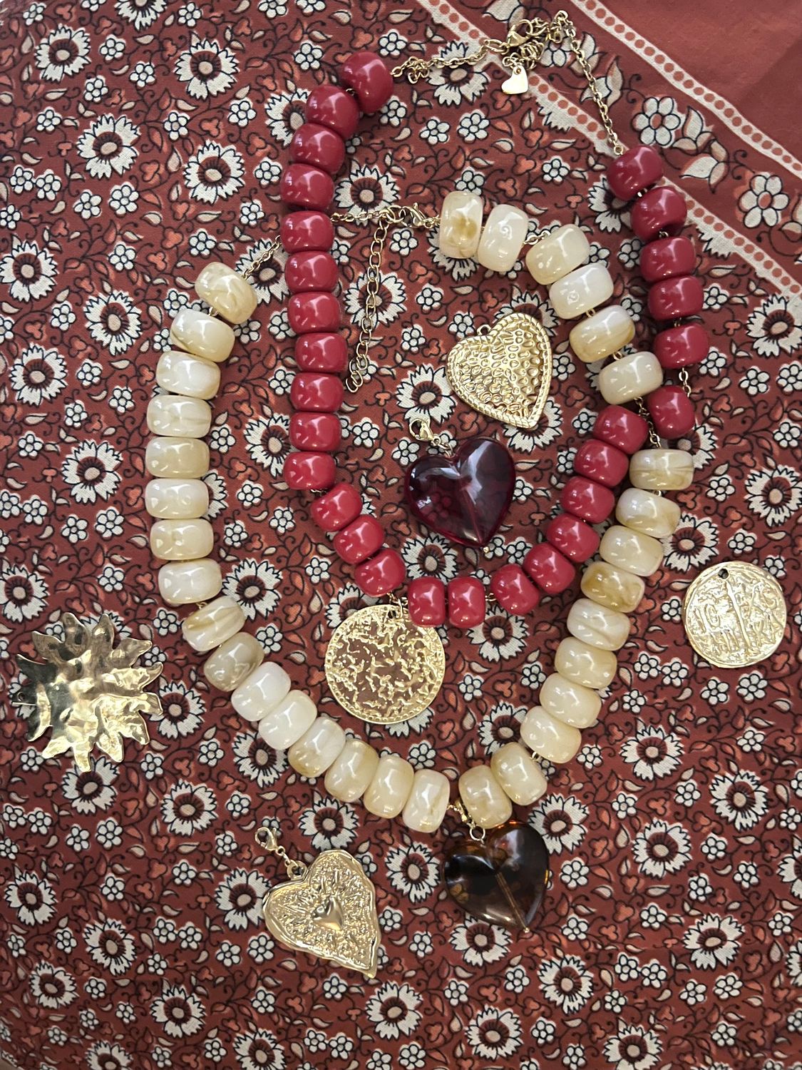 Collier Loulou beige &amp; charms