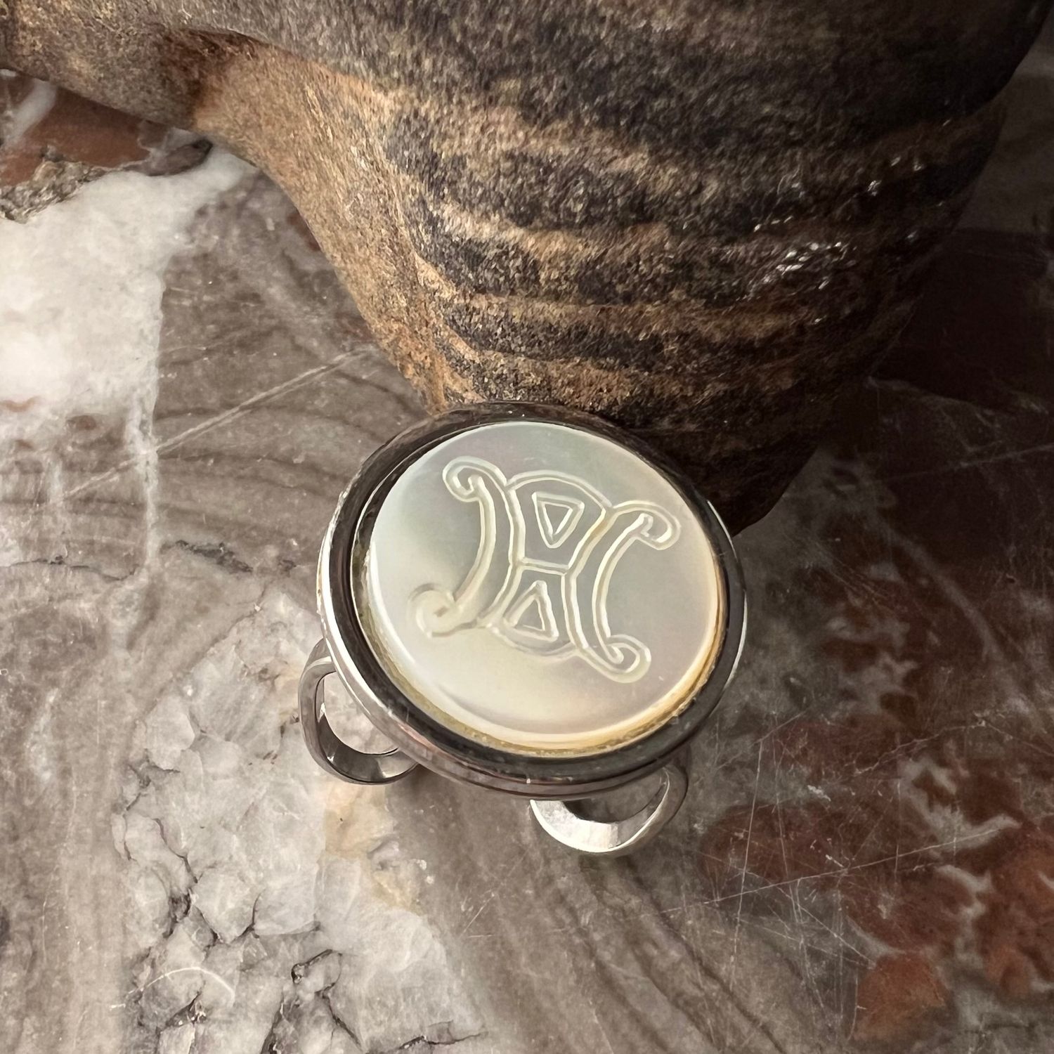 Bague upcyclée nacre Triomphe Céline, Monture: Argentée