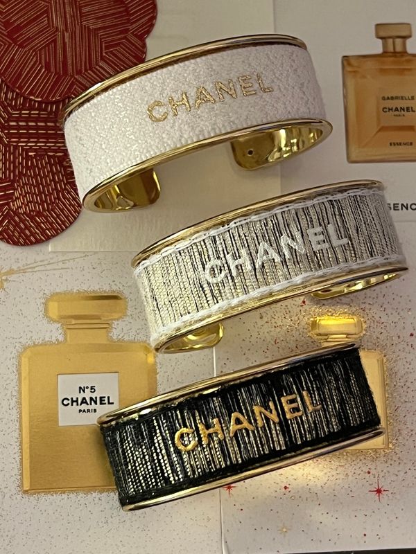 Manchette upcyclée Chanel tweed