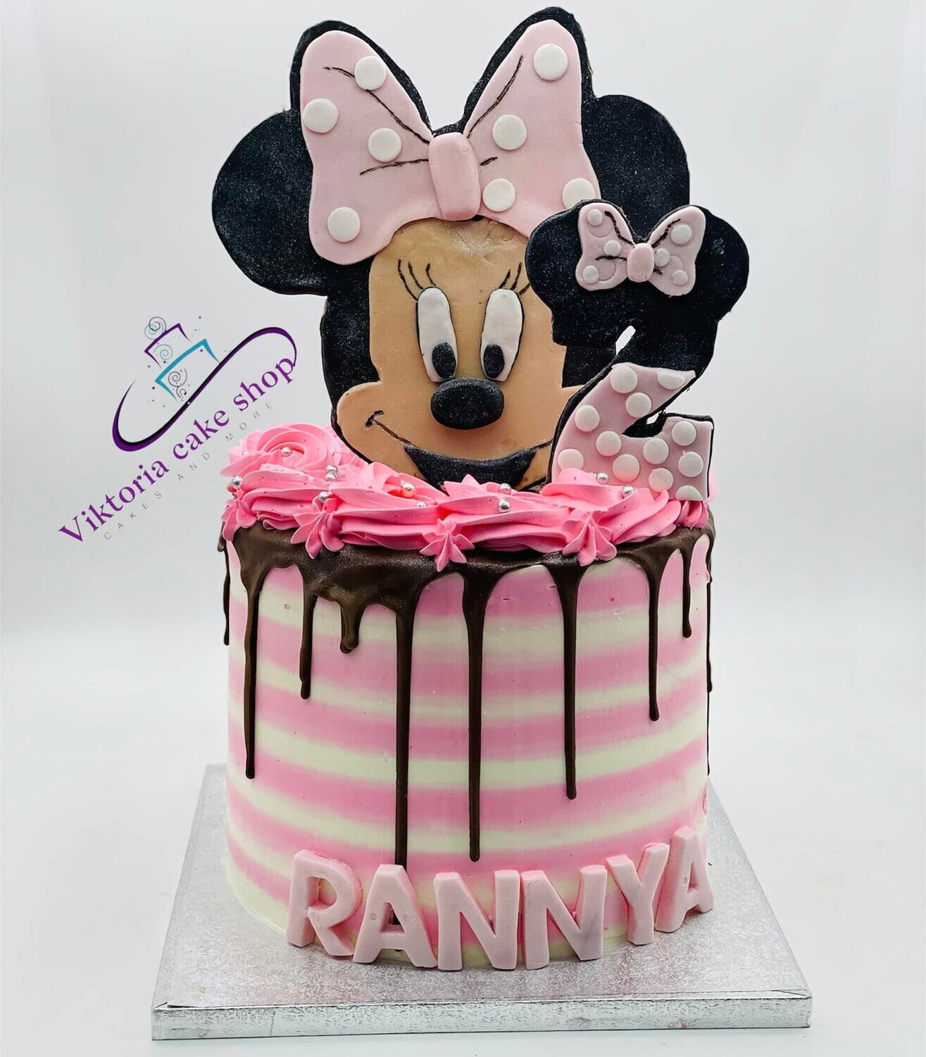 Minnie Mouse Cake | Minnie mouse cake, Mouse cake, Minnie mouse party